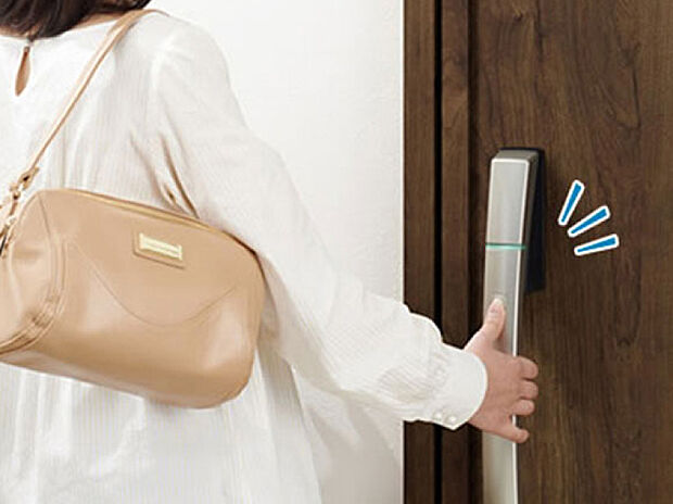 【スマートドアキー(YKK AP)】■付属のリモコンキーは、カバンに入れた状態でワンタッチ開錠出来る優れもの。また非常用カギが内蔵されているので、停電時も安心してお使いいただけます。