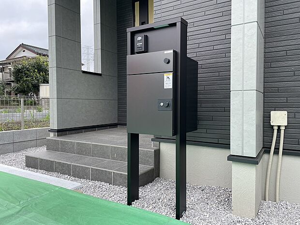 【宅配BOX搭載門柱(設備画像)】【宅配ボックス搭載門柱】
■宅配便を無人で受け取れる宅配ボックスを搭載した門柱。受取の捺印を代行してくれるので、時間指定や再配達といった手間を気にせずお荷物を受け取れます。