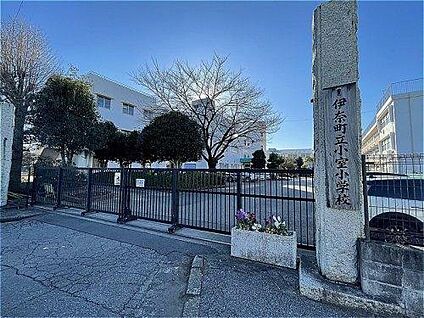 小室小学校 約280m(徒歩約4分)