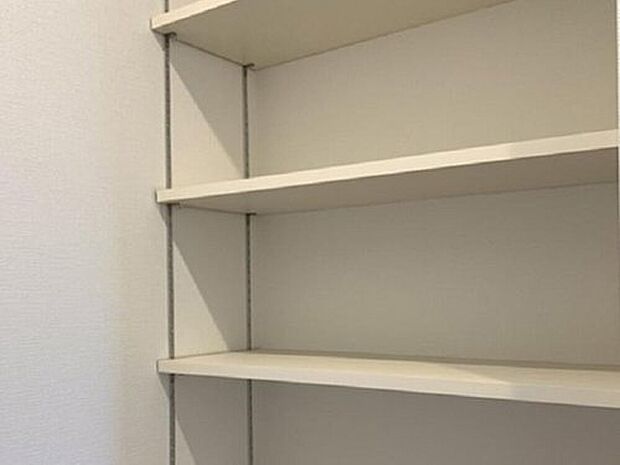 【【洗面室収納(同形状・同仕様写真)】】 洗面室にある物入は可動棚付きです。高さが変えられる便利な収納です。タオルやシャンプーなどのストック置場にもぴったりです。