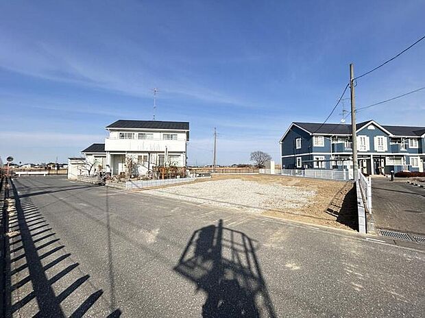 【【前面道路含む現地写真】】南西側道路は幅員6mとゆとりがあり、お車の出し入れもスムーズに行えます♪