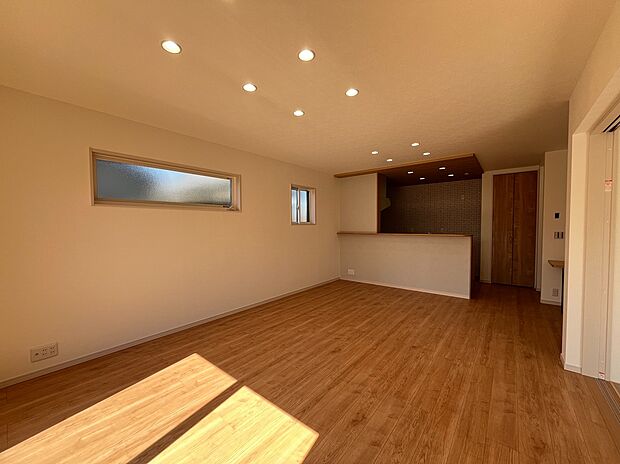 【1号棟 LDK】19.2帖のゆとりあるLDKは、家族が自然と集まる開放的な空間。ダイニングテーブルやソファなどの家具を配置してもゆとりがあり、食事やくつろぎの時間を快適にお過ごしいただけます。