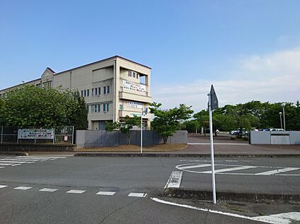 寄居中学校 約580ｍ(徒歩8分)