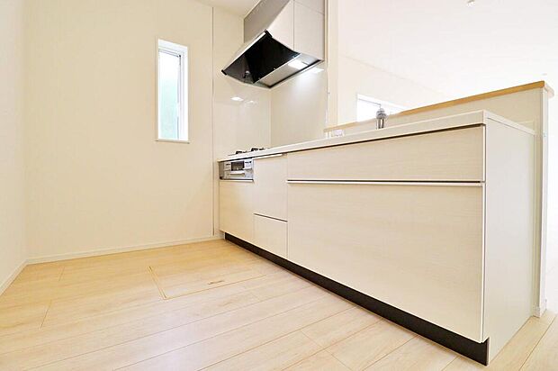 ~Kitchen~
窓付きの明るく爽やかなキッチンスペース。床下収納もございますので、いつでもすっきりとお使い頂けそうです。