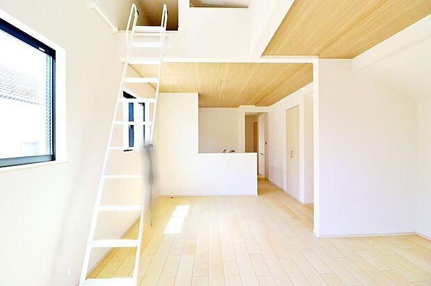 ～Kitchen～明るく開放感のあるリビング。対面式キッチンは、いつでもご家族を感じられる空間作りの重要ポイントになりそうです。