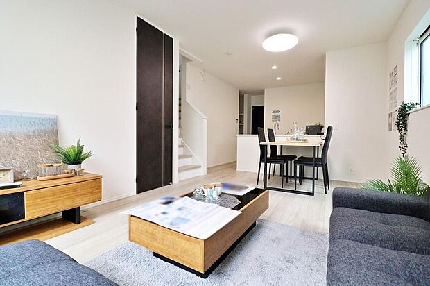 【Living Room】明るく開放感のあるリビング。対面式キッチンは、いつでもご家族を感じられる空間作りの重要ポイントになりそうです。