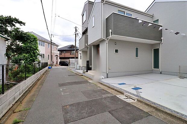 開放感のある前面道路!お車の出し入れもラクラクです♪