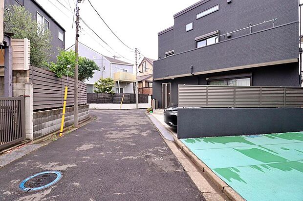 前面道路は車通りが多くないので、お車の出し入れもラクラクです♪