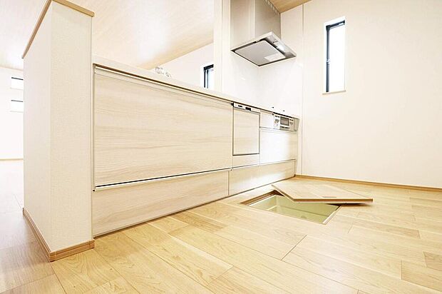 ~Kitchen~
窓付きの明るく爽やかなキッチンスペース。床下収納もございますので、いつでもすっきりとお使い頂けそうです。