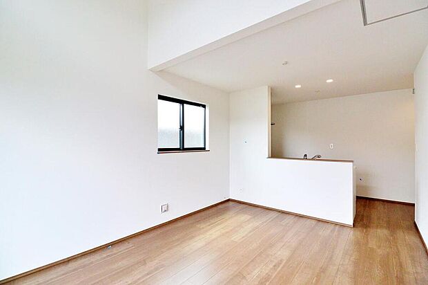 ~Living Room~
キッチンと洗面所が近くにあるので、洗濯物を洗っているうちにご飯の下ごしらえなどの「ながら家事」がしやすいレイアウト♪