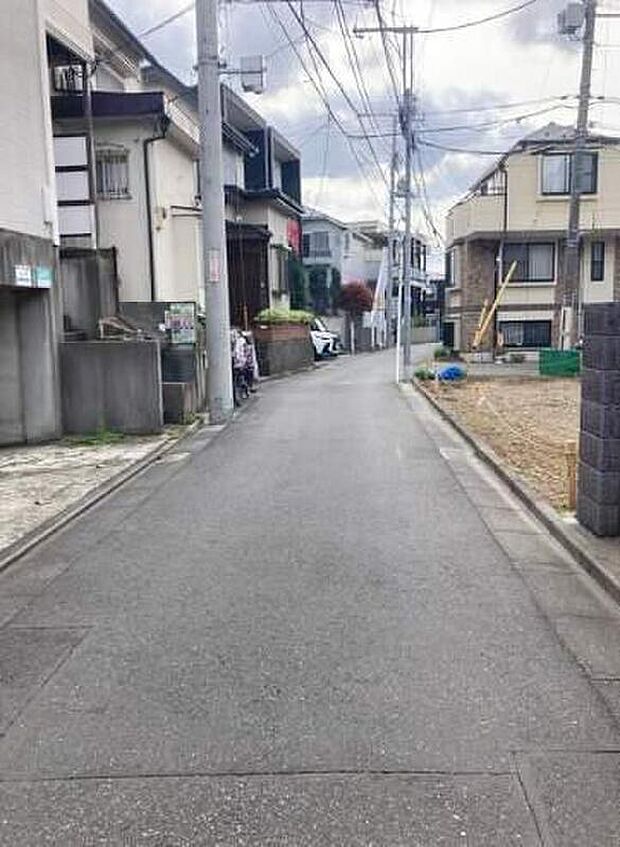 車通りの少ない前面道路　小さなお子様がいても安心です。