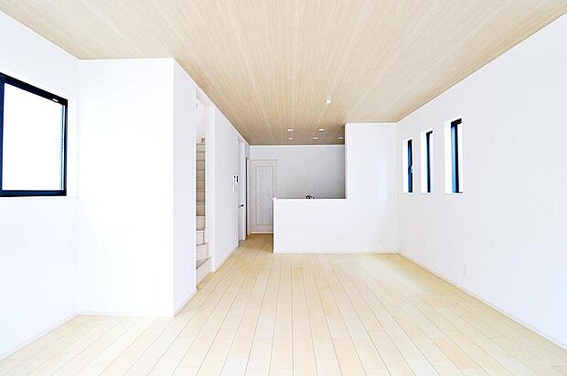～Kitchen～
明るく開放感のあるリビング。対面式キッチンは、いつでもご家族を感じられる空間作りの重要ポイントになりそうです。