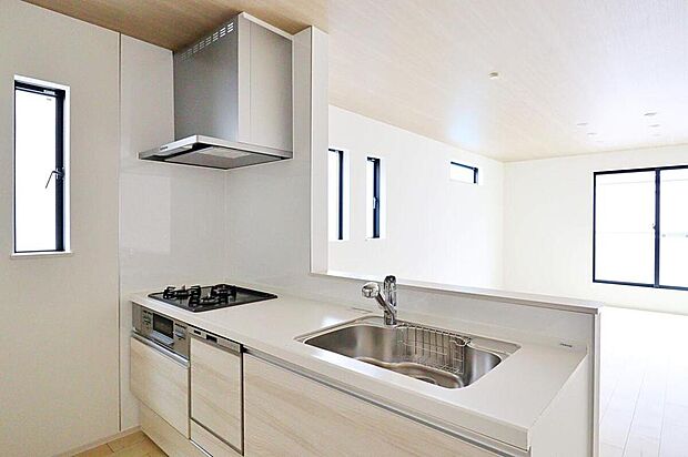 ～Kitchen～
カウンタ―キッチンからは、リビングにいるご家族の様子が一目で分かります。小さいお子様がいても安心です。