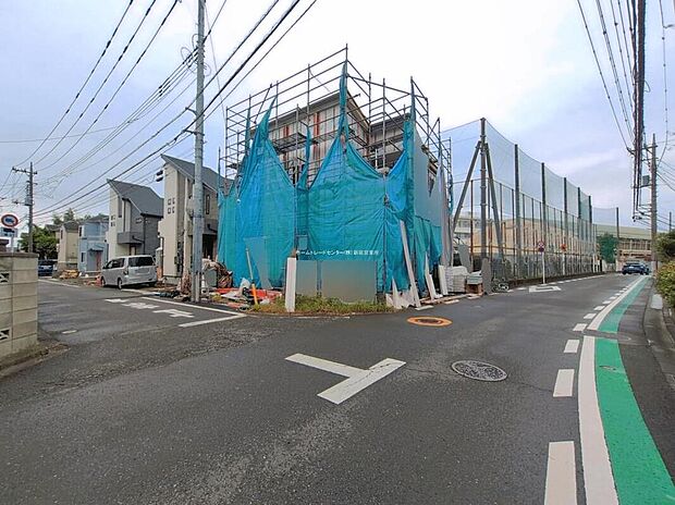 道幅の広い角地なので明るく開放感に溢れた好立地です!