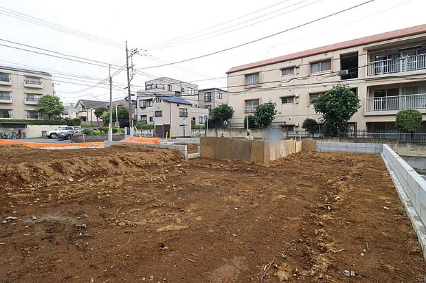 【現地外観写真】10月完成予定です!忙しい朝も遅くなった帰りも嬉しい、駅徒歩7分の好立地♪四宮森公園至近の緑豊かな住環境です!