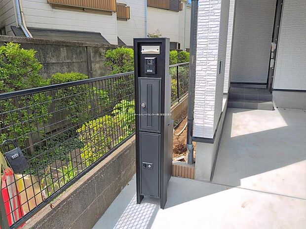 【玄関】宅配ボックスも完備しているので宅配便の受け取りを気にする煩わしさがありません。