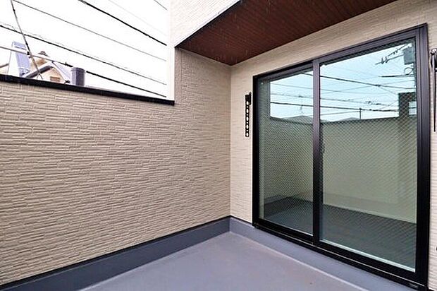 【バルコニー】ひろびろ南側のバルコニー♪奥行もありますのでお洗濯ものもたくさん干せます♪