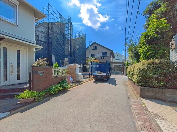 【前面道路含む現地写真】前面道路は交通量少なめの4.5ｍ道路。お車の駐車も楽々です。