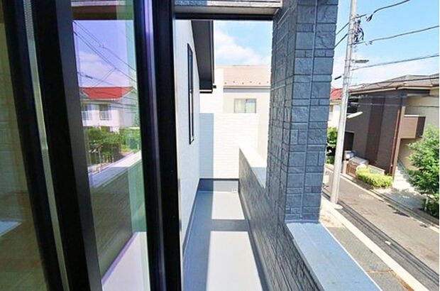 【～Balcony～】東向きのため毎日朝日が差し込みます。気持ちのいい朝を迎えられますね。

