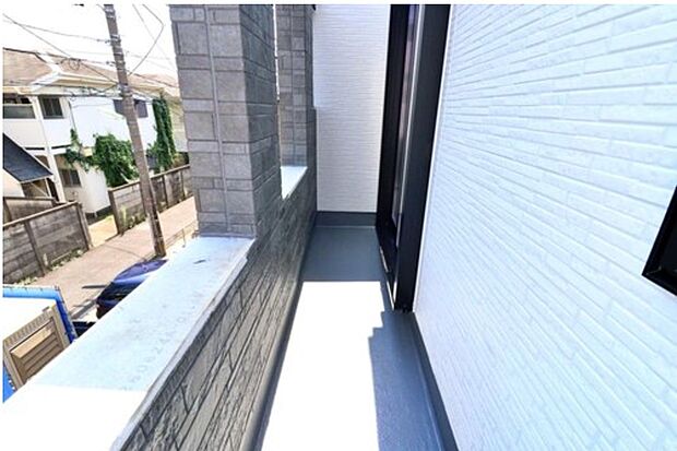 【～Balcony～】天気の良い日は、ご家族の洗濯物・お布団をまとめて干せます♪

