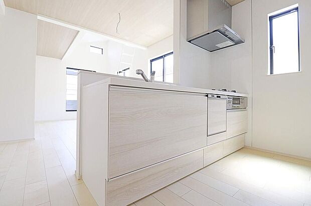 【～Kitchen～】窓付きの明るく爽やかなキッチンスペース♪対面式キッチンですので、お食事の準備をしながら会話を楽しめます☆水回り集中設計で家事もラクラク！