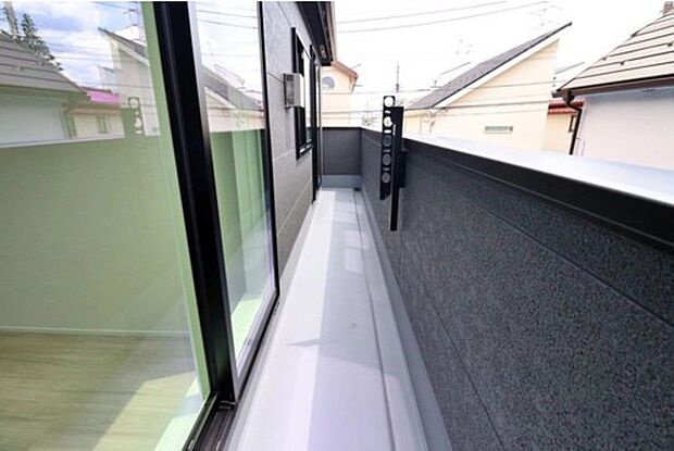 【【Balcony】】南側に設置されたバルコニー。心地よい陽射しや暖かな風を楽しむことが出来る。晴れた日にはたっぷりの洗濯物や布団を干せます！


