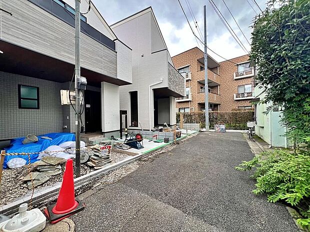 【前面道路含む現地写真】南道路につき陽当たりも良好です!今から見たい!大歓迎です。お気軽にホームトレードセンターまでお問い合わせください!