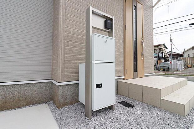 【玄関】宅配ボックスも完備しているので宅配便の受け取りを気にする煩わしさがありません。