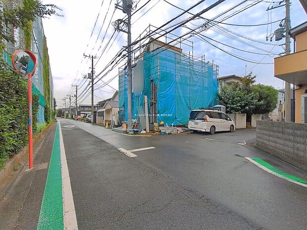 【前面道路含む現地写真】道幅の広い南西角地♪明るく開放感に溢れた好立地です!お車の出し入れもラクラク♪