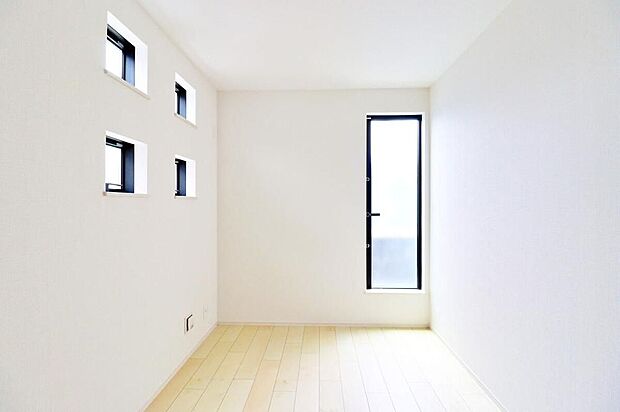 【リビング以外の居室】バルコニー付の洋室♪いつもの日も、ゆったりと過ごしたい休日も絵になる住まいです。