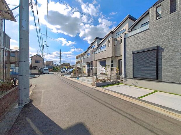 【前面道路含む現地写真】陽当りの良い道路に面したお住まい。道路幅も広めで、開放感たっぷり♪