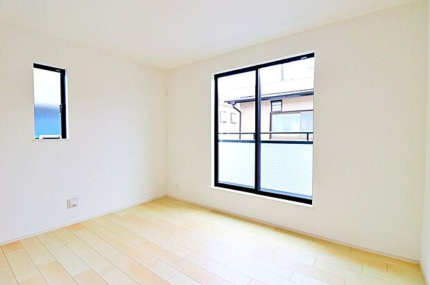 【リビング以外の居室】採光良好な明るい室内。木の温もりがやさしいフローリングは安らぎをもたらすプライベート空間。