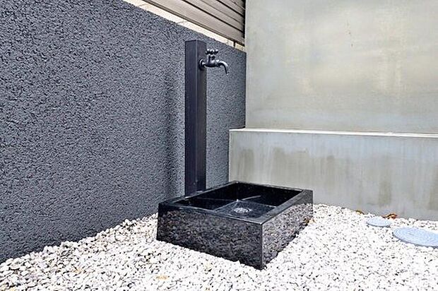 【屋外水栓】バーベキューなど、お庭でアウトドアを楽しむ方にとっては、外に水栓があれば家の中から水を運び出す手間が省けます。洗車の際にも便利です♪