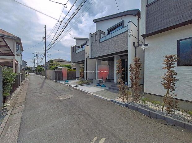 【前面道路含む現地写真】開放感のある前面道路!お車の出し入れもラクラク♪