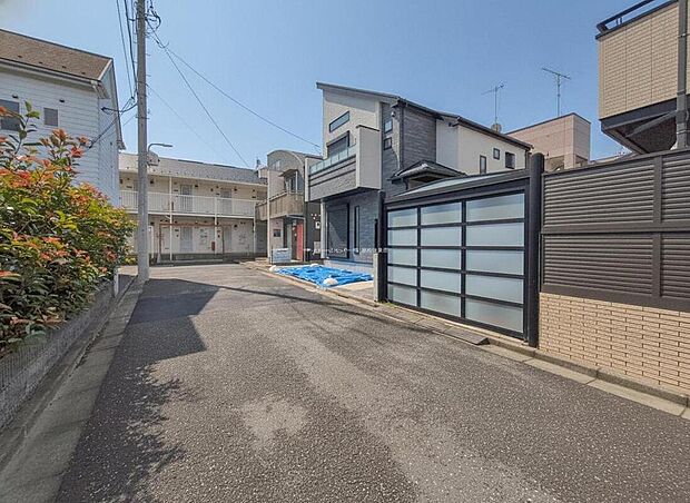 【前面道路含む現地写真】前面道路は車の通り抜けが出来ないので静かで安心♪お車の出し入れもラクラク!
