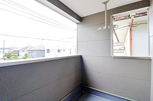 【バルコニー】東向きのため毎日朝日が差し込みます。気持ちのいい朝を迎えられますね。