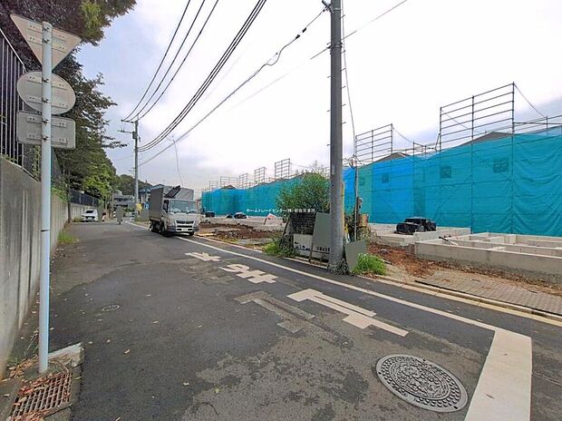 【前面道路含む現地写真】周辺は静かで落ち着いた雰囲気の住宅街です。交通量も少なく、穏やかで快適にお過ごし頂けそうです。