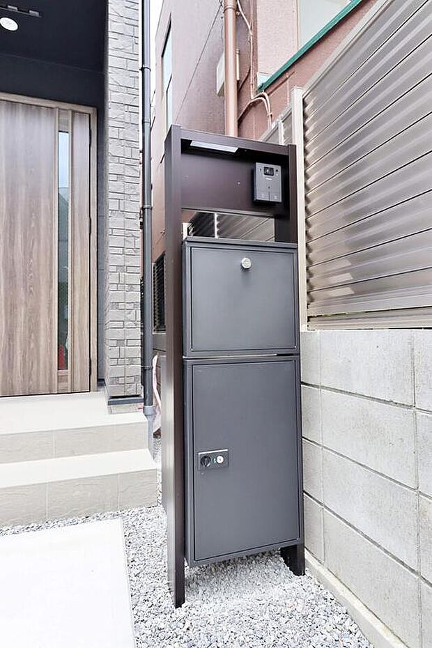 【玄関】宅配ボックスも完備しているので宅配便の受け取りを気にする煩わしさがありません。