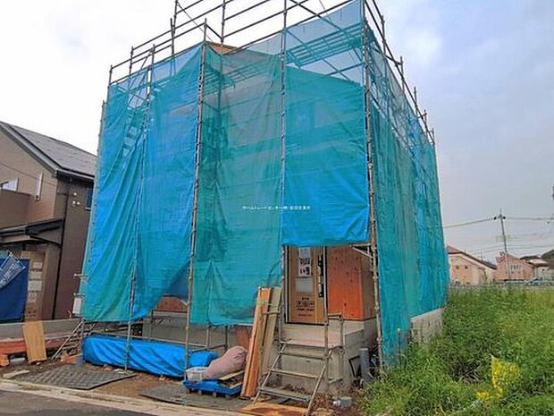 【現地外観写真】家の骨組みが出来上がりました。どんな家が建つのか楽しみですね♪