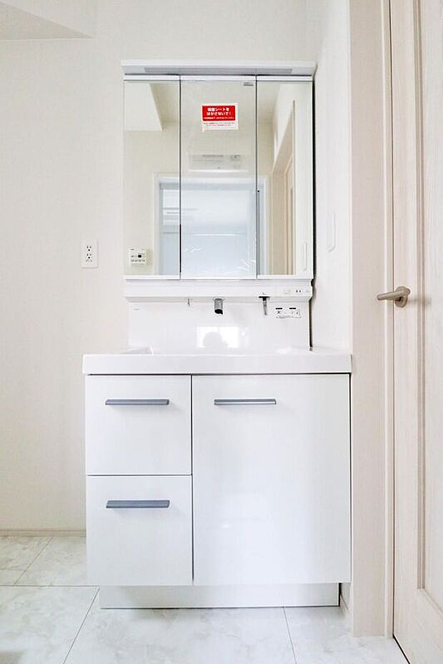 【~Washroom~】明るく清潔感溢れるサニタリースペース。毎日使う場所だからこそ、快適な空間となっております。