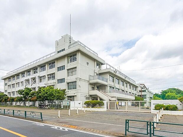 世田谷区立喜多見中学校（約890m）