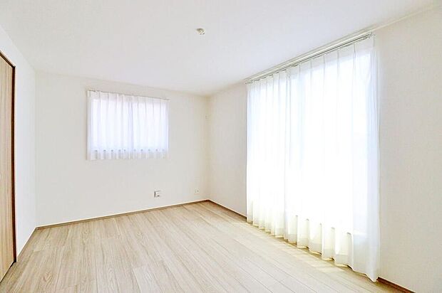 【リビング以外の居室】南向きの洋室は日当たり良好♪2面採光でたっぷりお日様を取り込めます♪
