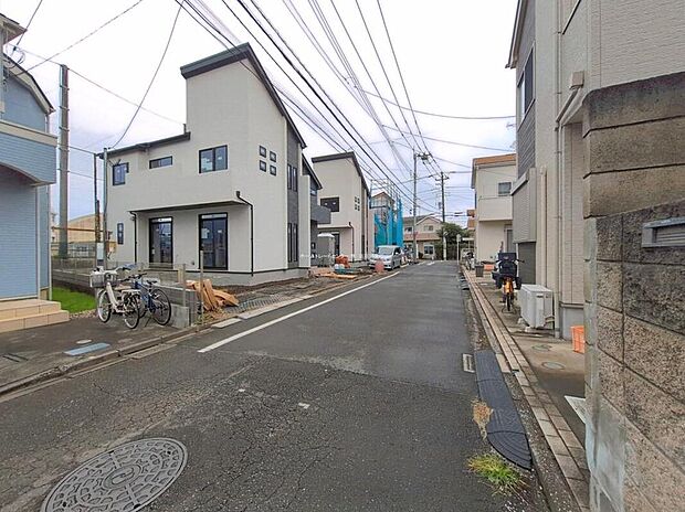【前面道路含む現地写真】前道が6mあるので、車庫入れが苦手な方でも安心して入れられます。