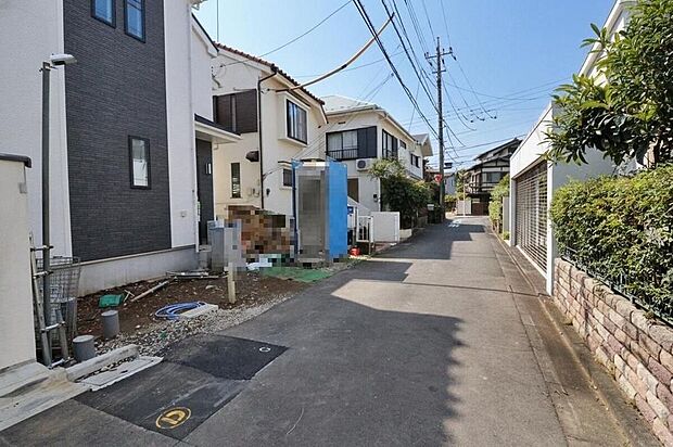 【前面道路含む現地写真】交通量が少ない住宅街なので雨の日でも車の走行音も気になりません。お車の出し入れもスムーズ！