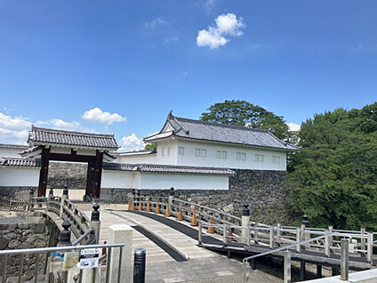 霞城公園 現地から1100m。(徒歩14分。)
