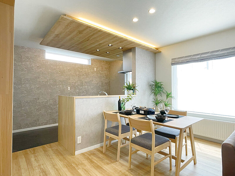 下がり天井と間接照明がおしゃれなダイニング。
配膳のしやすいキッチン対面の間取りです。