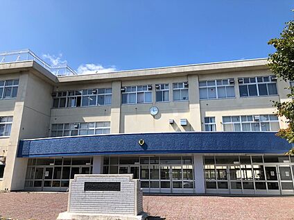 篠路西中学校 約2450m (徒歩約31分)