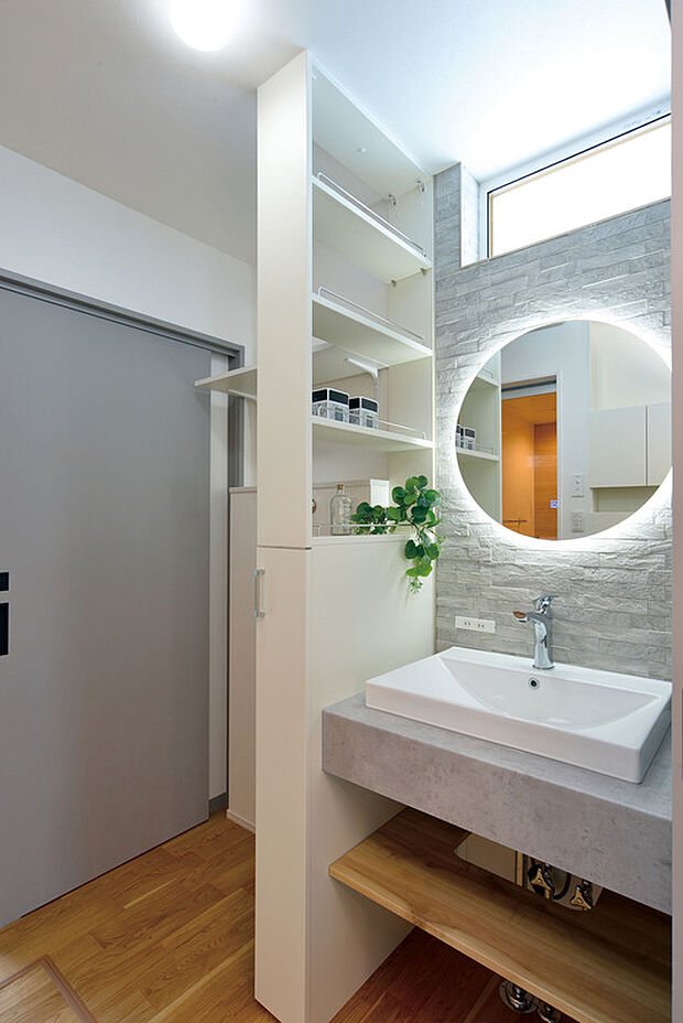 【独立洗面台】キッチンから寝室に抜けられるウォークスルーのユーティリティです。照明付き・デザイン性のあるミラーで朝の身支度も気分が上がります!