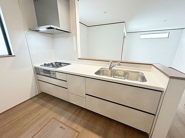 【キッチン】〈A号棟〉広い作業スペースとシンク、豊富な収納スペースで毎日の家事もスムーズに♪