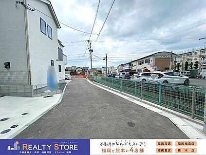 前面道路含む外観